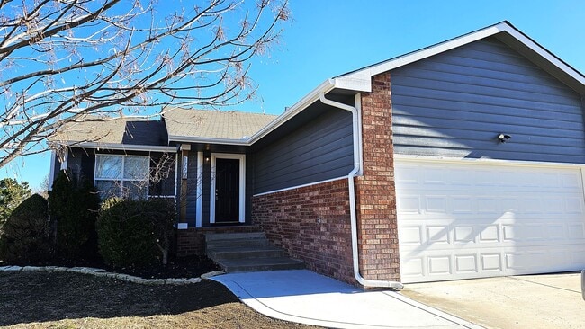 Building Photo - Beautiful Three Bedroom, Three Bathroom