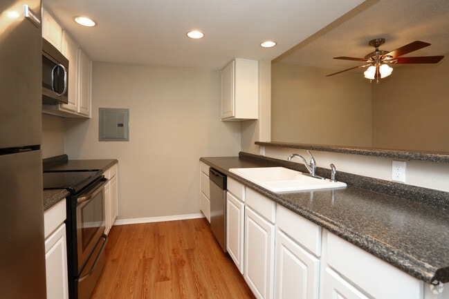 2BR, 2BA - 900SF - Kitchen (White Cabinet Option)