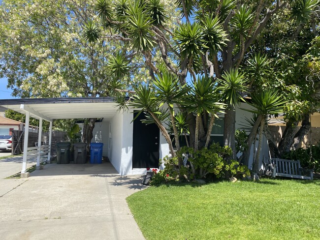 Carport and second tandem off street parking - 2009 Warfield Ave Casa