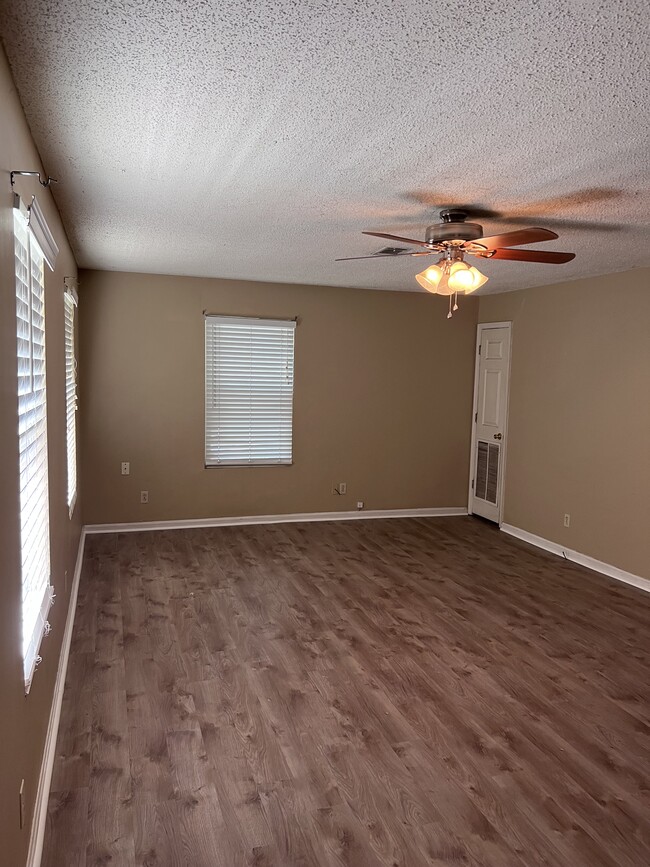 Photo - 103 Murdock Ln