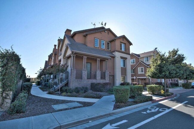 Building Photo - Beautifully Updated Union City Townhome w/ Community Amenities & Vaulted Ceilings