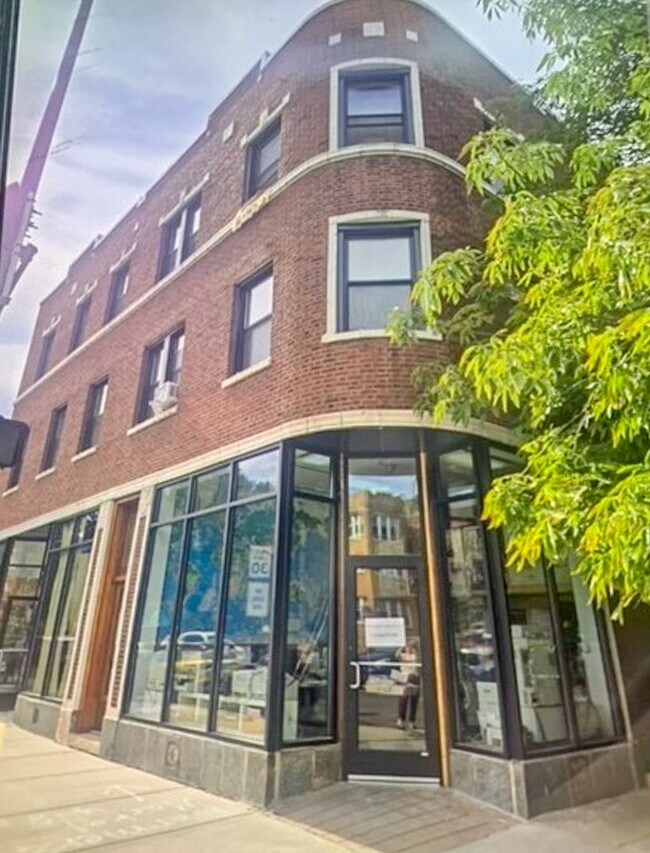 Building Photo - 2005 W Argyle St Unit 1N