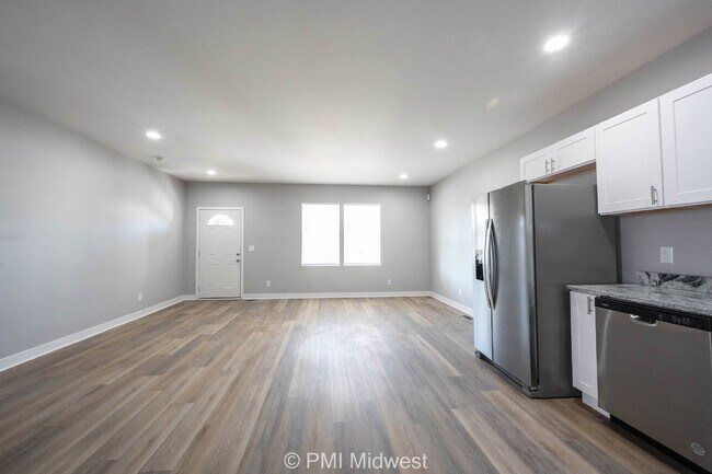 "Spacious 3-Bedroom Duplex with Granite Charm in Indianapolis – 1250 Sq Ft of Modern Living!"