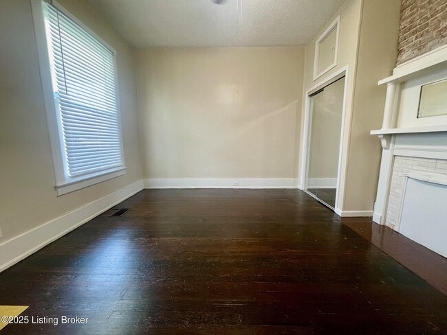 Photo - 813 Swan St