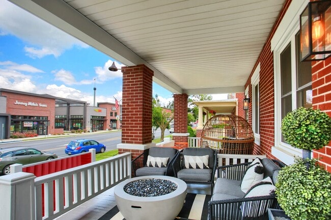 Building Photo - 144 W Chocolate Ave