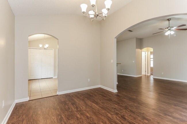 1841 Creekview Dr