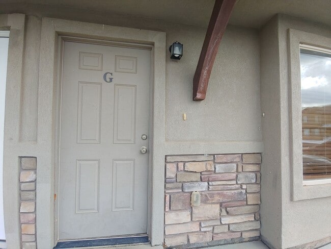 Building Photo - Pet friendly home