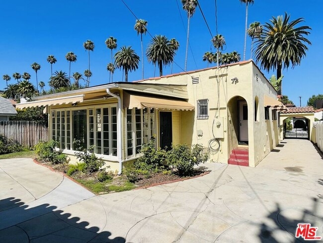 Building Photo - 203 N Doheny Dr