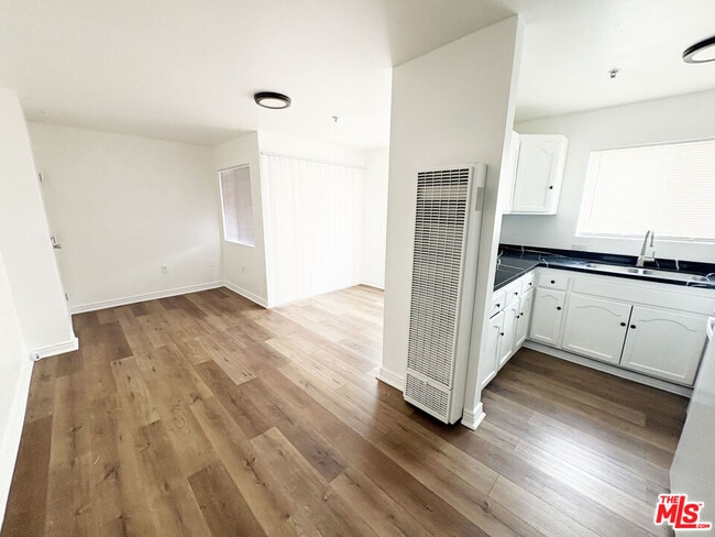 Photo - 2637 S Manhattan Pl Unidad 3