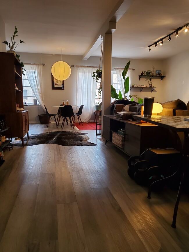 Building Photo - 2509 W Augusta Blvd