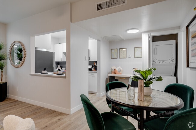 1BR, 1BA - 700SF