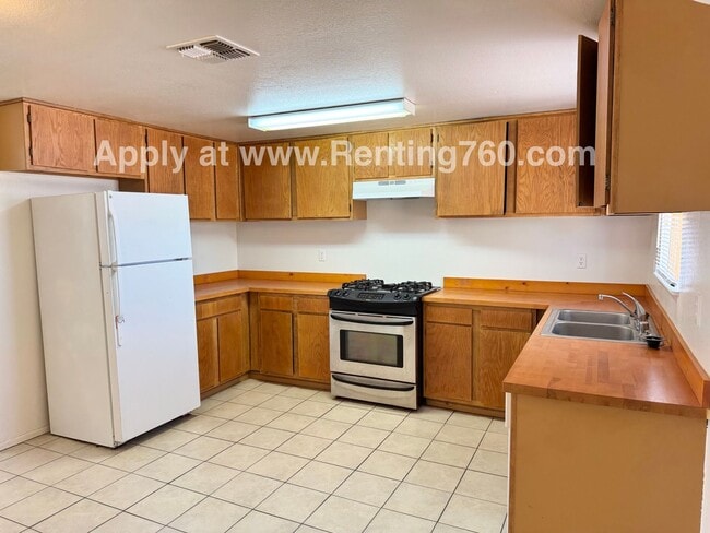Building Photo - Spacious 2 Bed 1 Bath Home With Indoor Lau... Unit C - 5827 Bagley Ave