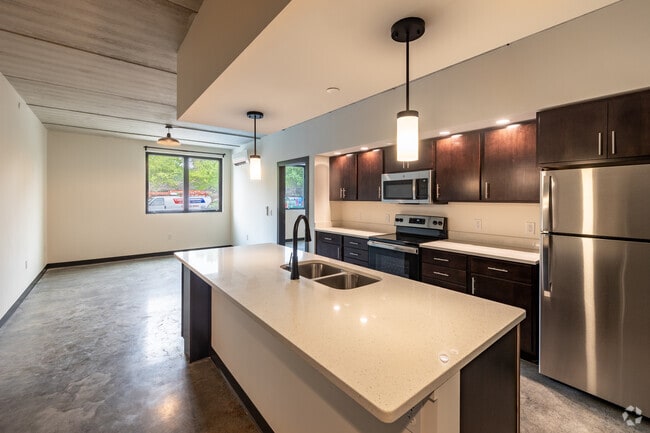 2BR, 2BA - 950SF