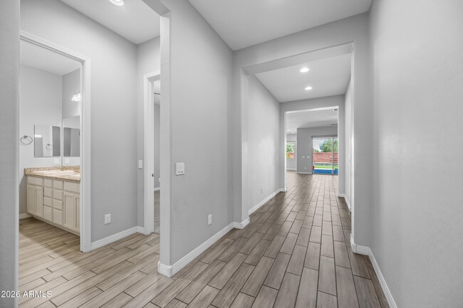 Photo - 884 E Ladbroke Way