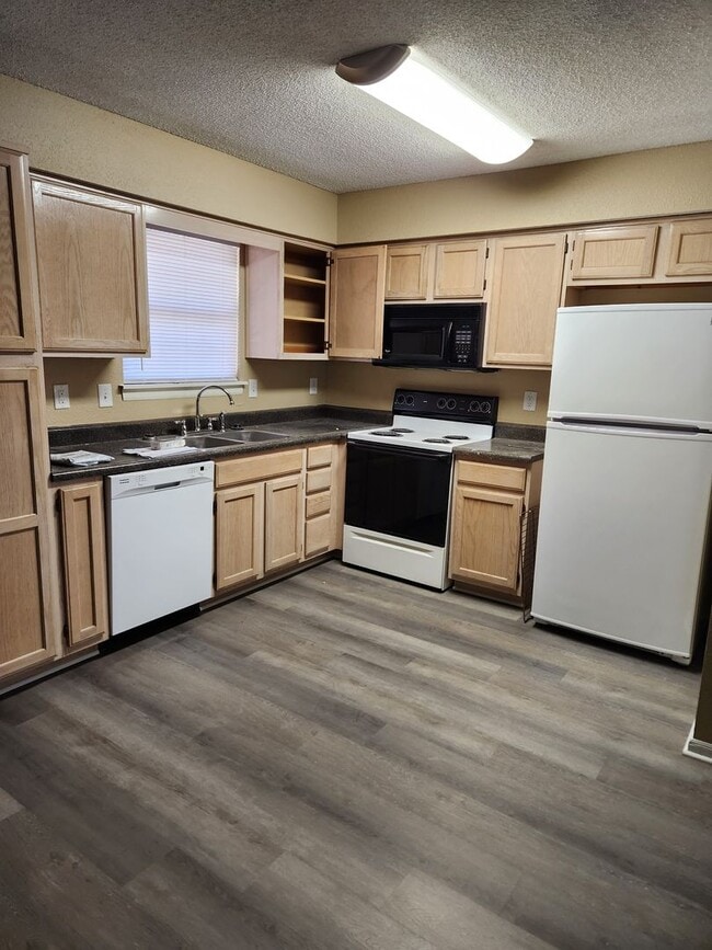 Building Photo - 2 bedroom 2/12 bath