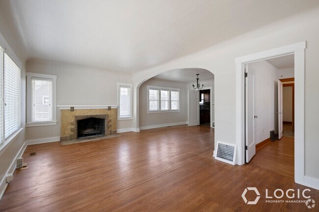 Building Photo - 524 Douglas St Unit Upstairs Rental