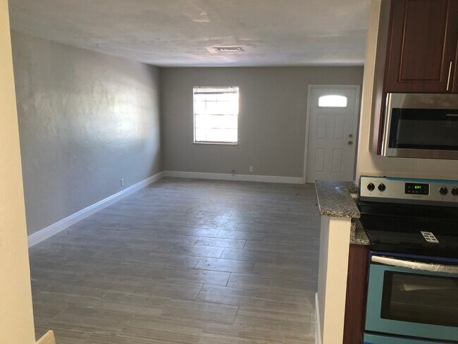 Photo - 208 Coventry St