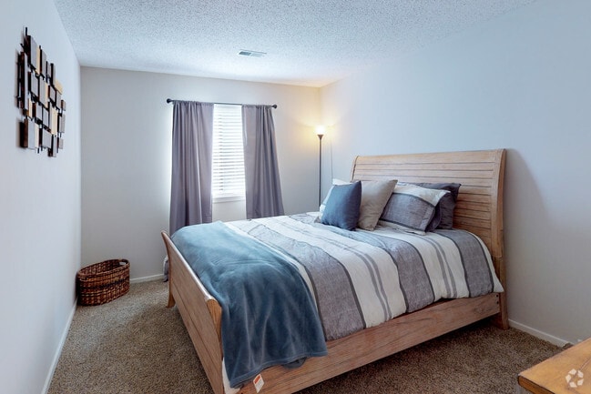 2BR, 2BA - 900 SF