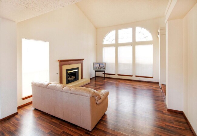 2 Story, 4 BR, 2205 SF home off Southern Blvd in Rio Rancho