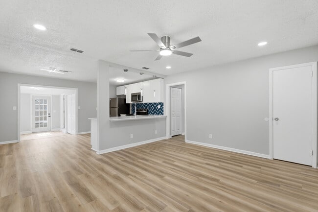 Photo - 6766 Londonbridge Ln