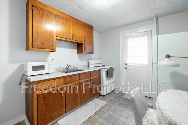 Photo - 27 Railroad Ave