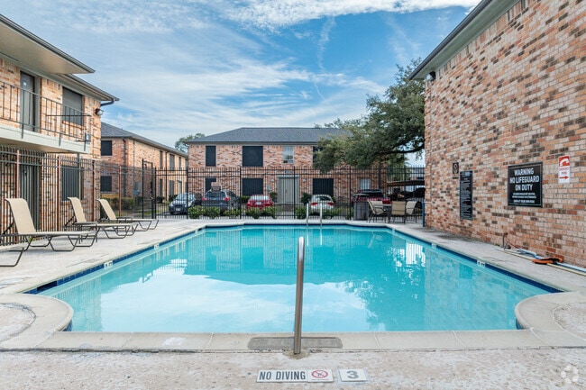 Pool - Parkside Place Apartments