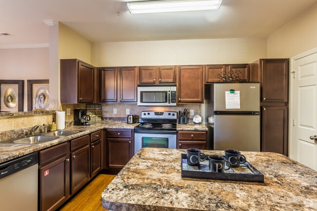Vintage Creekwood Park Apartments
