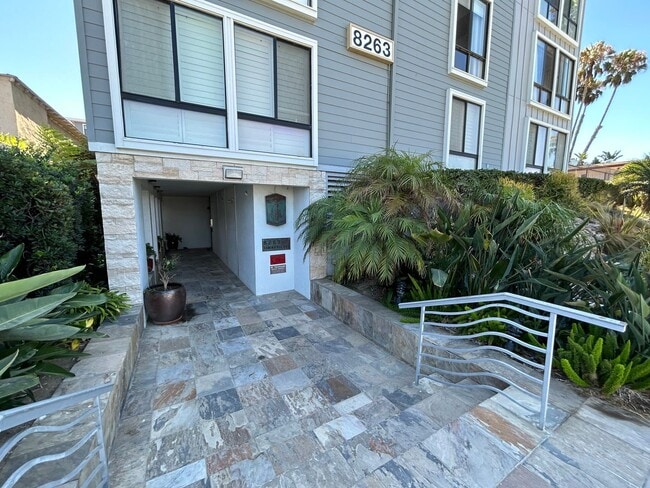 Building Photo - 2 Bed, 2 Bath Ocean View Condo in Highly D... Unit 379