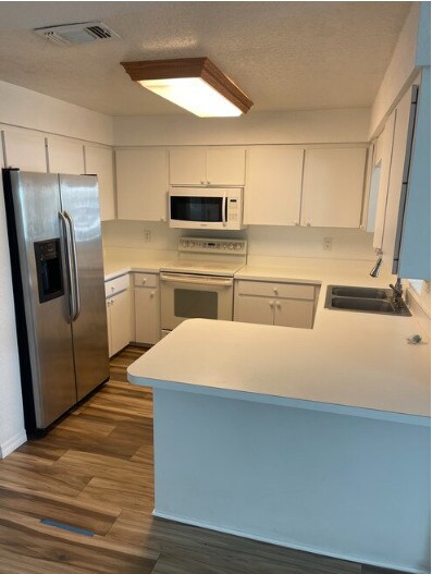 Unidad 5 Cocina - Placida Way Condos