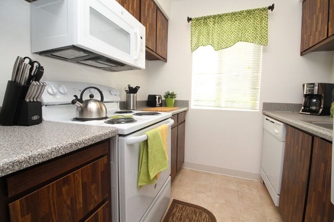 Model Unit, Spacious Kitchen w newer Appliances - Birdcage Village