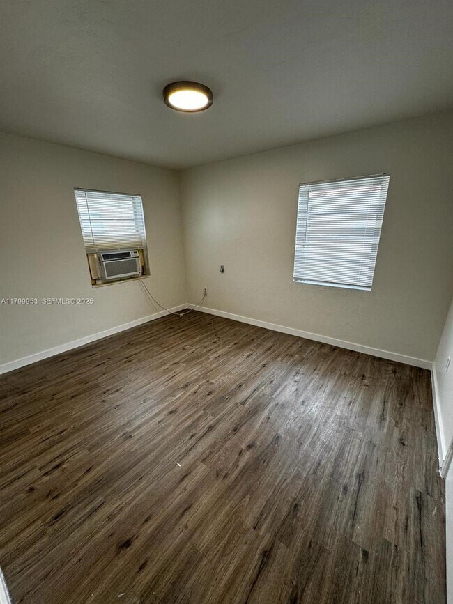 Photo - 541 SW 7th St Unidad 4