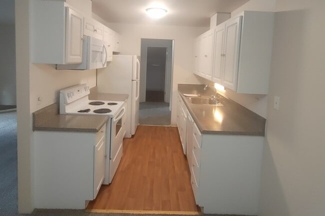 Galley kitchen - Le Chateau Apartments Unit 436