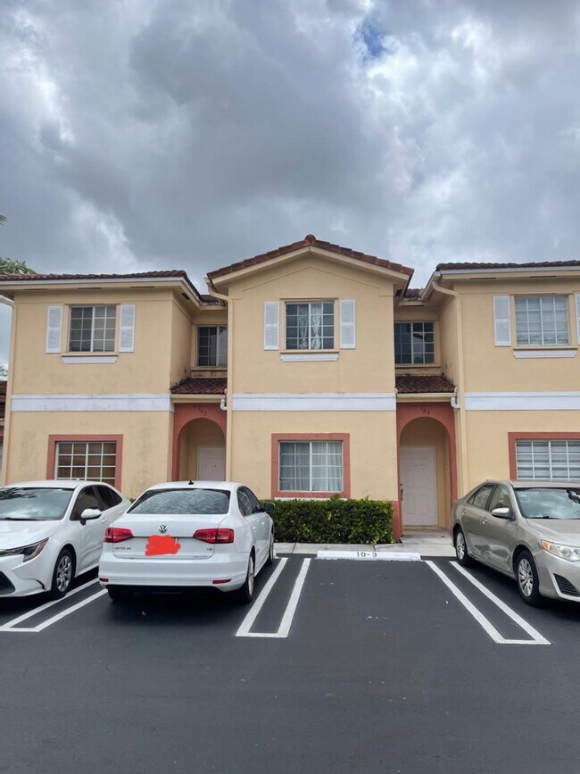 Apartments for Rent Near FIU OffCampus Housing site Student