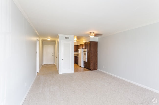 2 BR, 1 BA - 825 SF