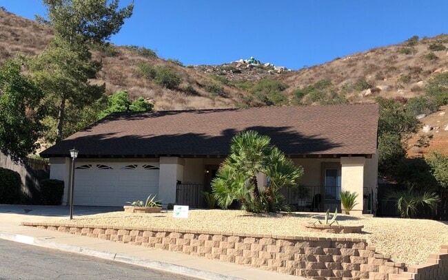 Building Photo - 10431 Santana St