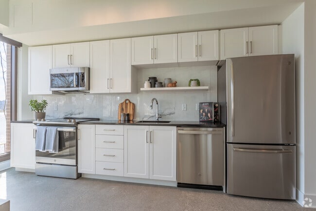 1BR, 1BA - 654SF