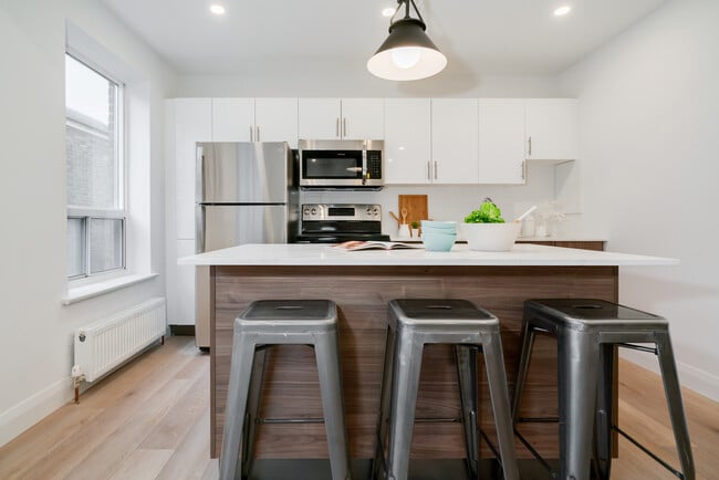 Building Photo - 2707 Yonge St Unit 3