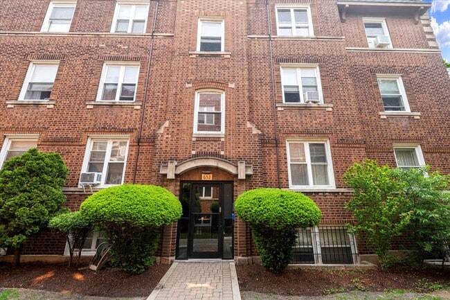 Photo - 654 W Oakdale Ave Condo Unit 3N