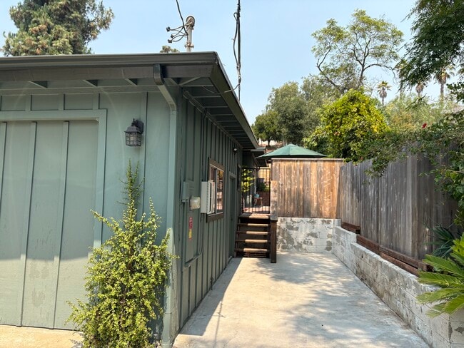 Building Photo - 2182 Foothill Dr Unit studio Rental