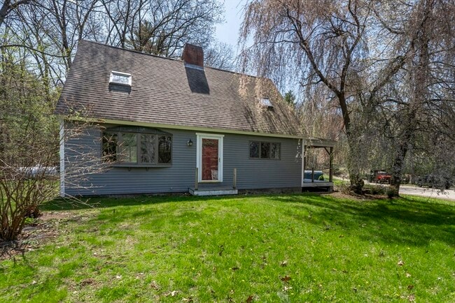 Building Photo - 6 Pine Woods Rd