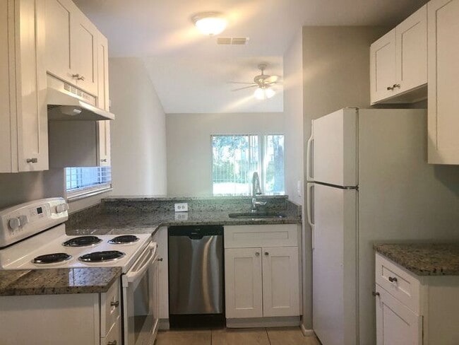 Photo - Cute 2/1 Duplex off Alafaya!