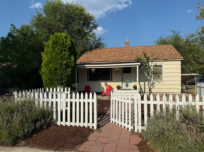 Building Photo - Charming 4-Bedroom Cottage Minutes from Do... Rental