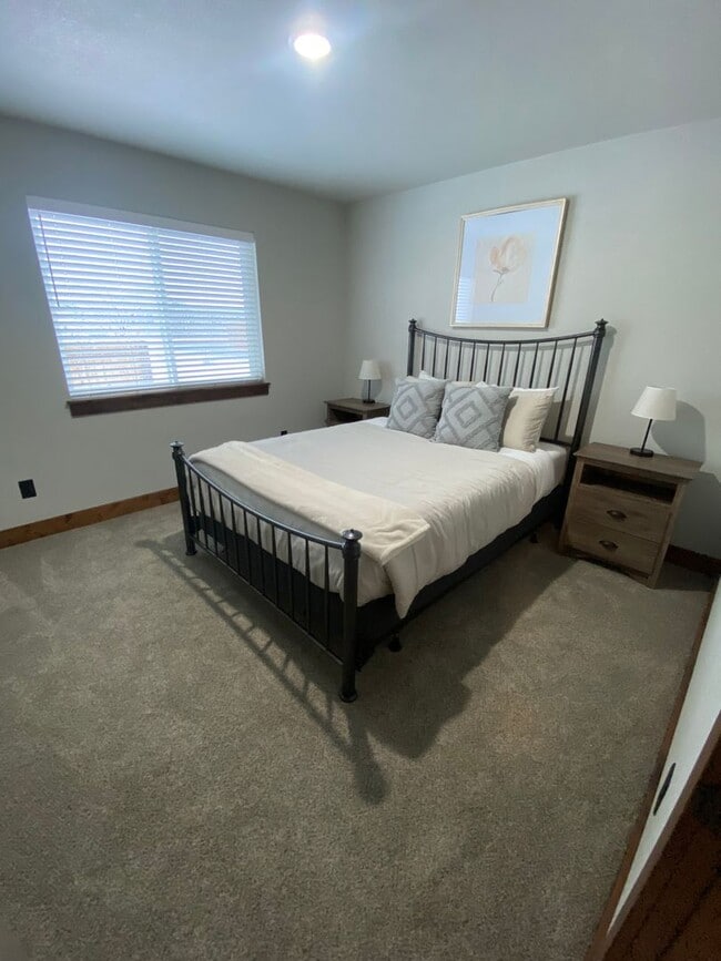 Photo - 3 bed/2bath Hamilton home -Furnished and U...