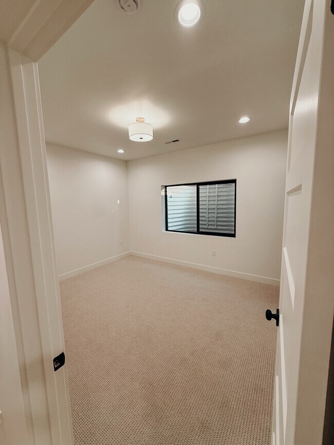 Photo - 1146 S Lauren Ln Unidad Cozy Daylight Basement
