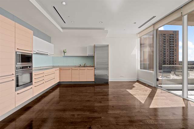 Building Photo - 2408 Victory Park Ln Unit 1131