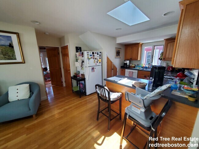 Building Photo - 24 Burnham St Unit 3 Rental
