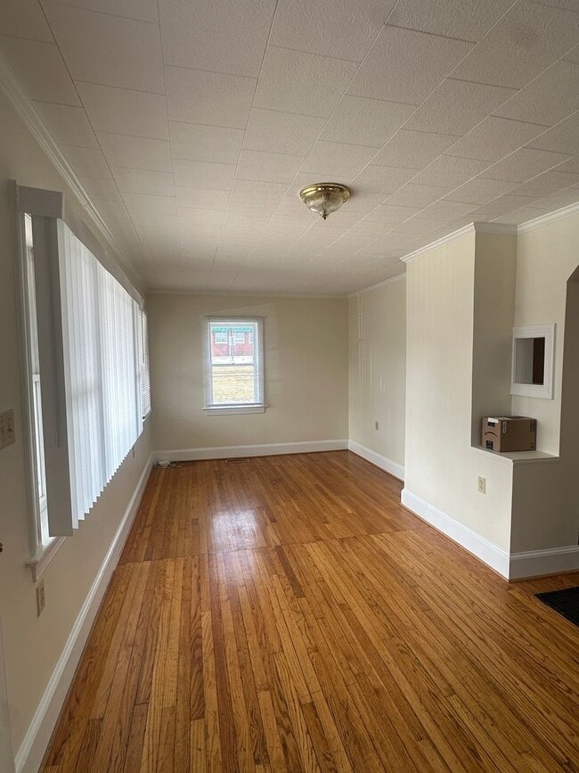 Photo - 18 W Whitlock Ave