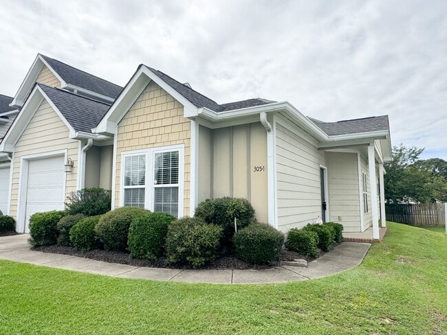 Building Photo - Gorgeous 2 Bed, 2 Bath End Unit Townhome