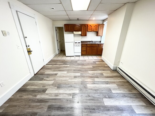 Building Photo - 696 Main St Unit A2 Rental