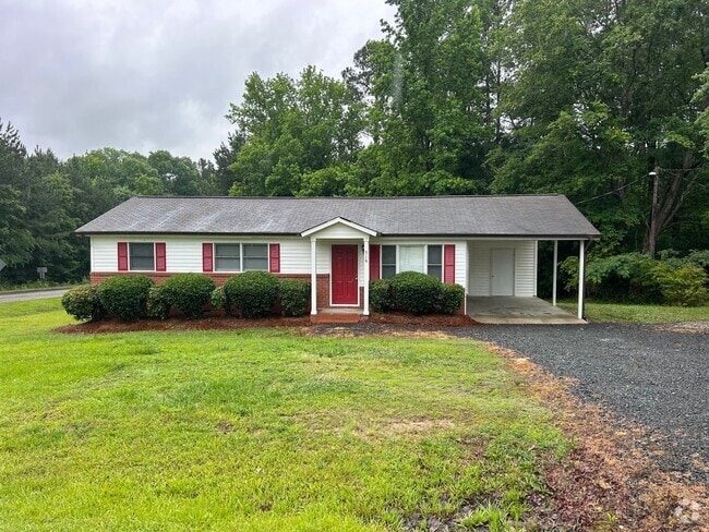 Building Photo - 3 Bedroom Ranch Style House With Carport ...